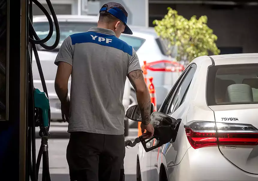 YPF bajará el precio de sus combustibles